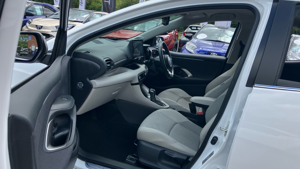 Toyota Yaris Excel YO72UXX White #5