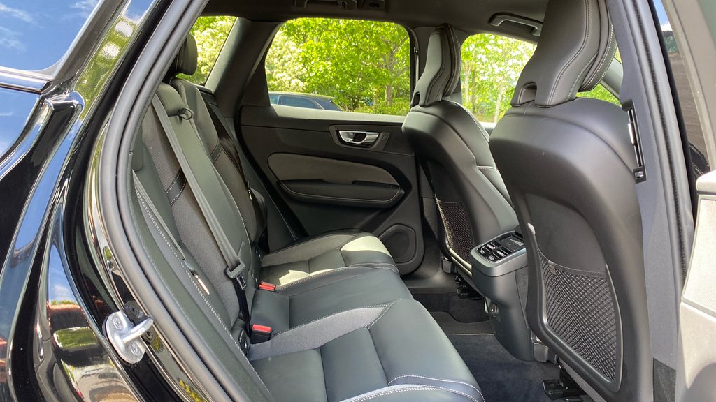 Volvo XC60 Plus Black Edition YB74KPF Black #6
