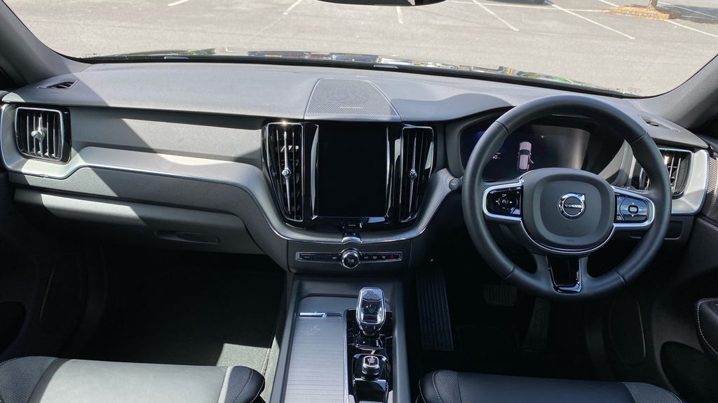 Volvo XC60 Plus Black Edition YB74KPF Black #5