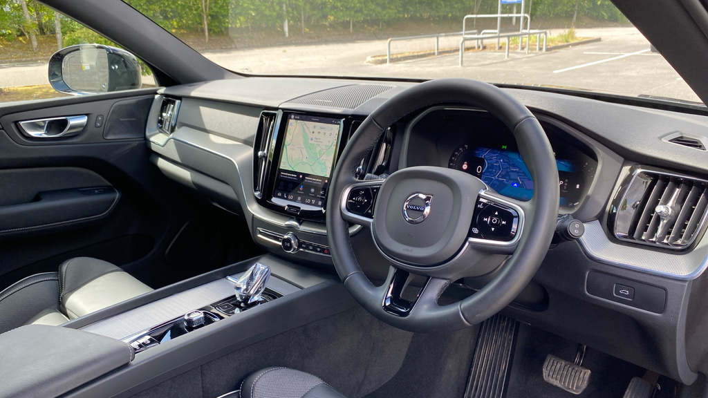 Volvo XC60 Plus Black Edition YB74KPF Black #4