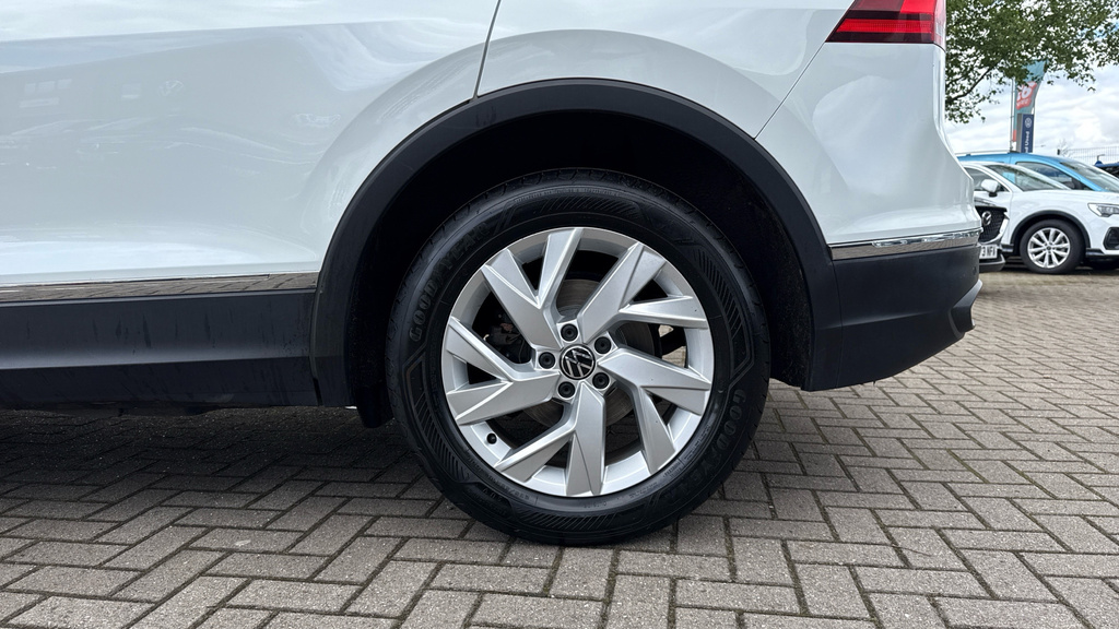 Volkswagen Tiguan Life White #5