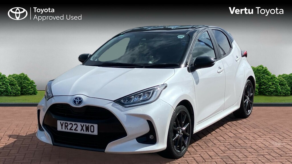 Toyota Yaris Dynamic White #3