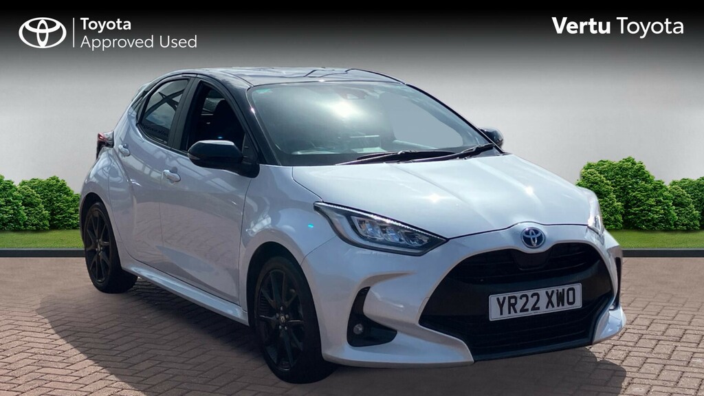 Toyota Yaris Dynamic White
