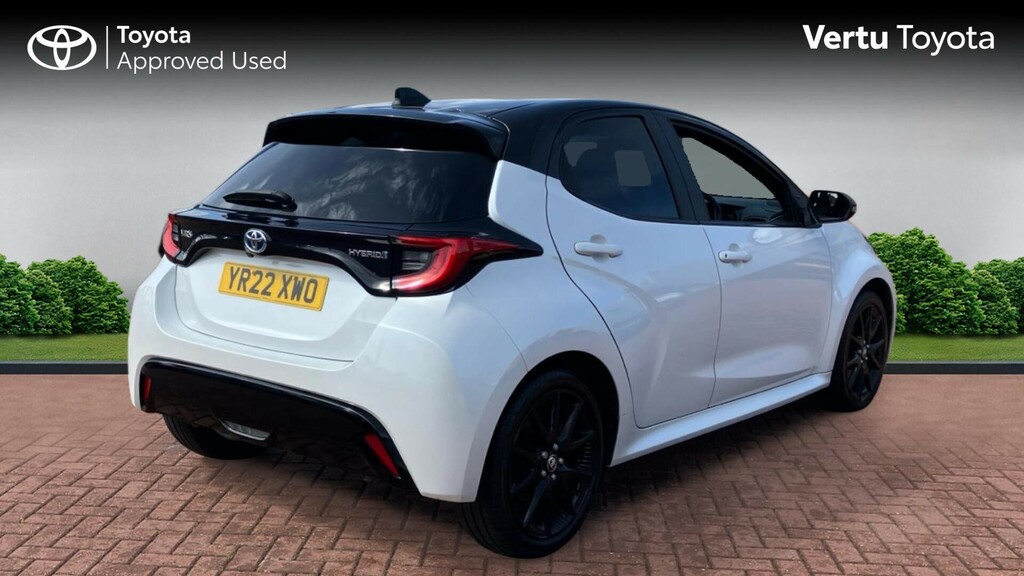 Toyota Yaris Dynamic White #2