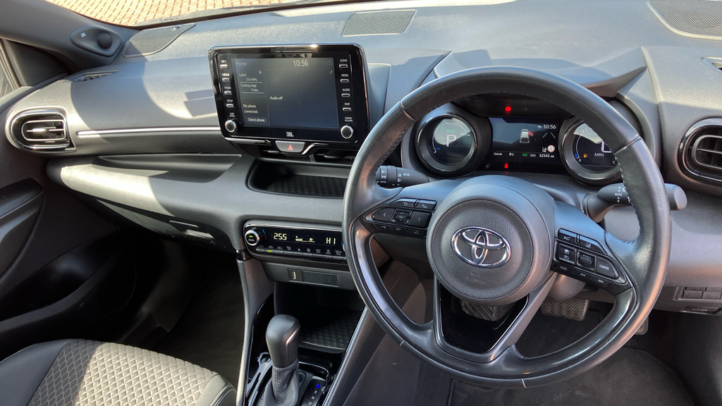 Toyota Yaris Dynamic White #6