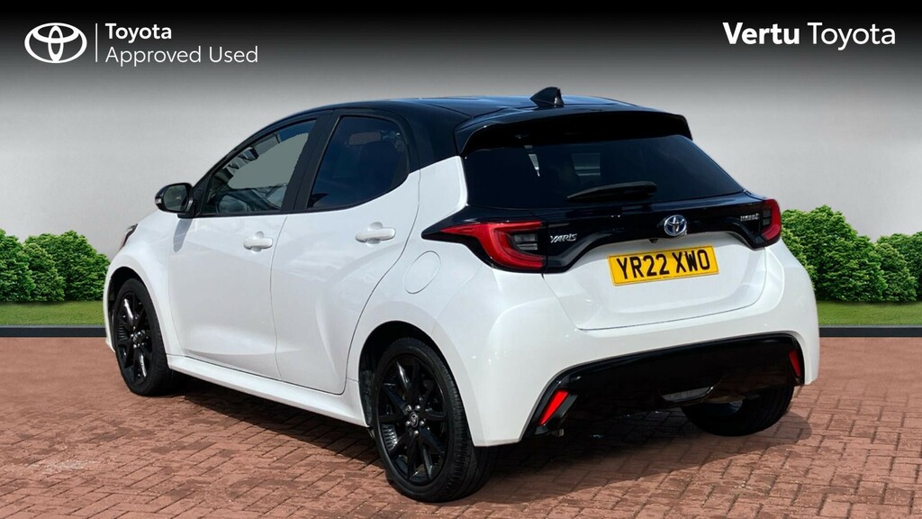 Toyota Yaris Dynamic White #4