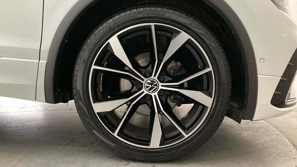 Volkswagen Tiguan R-line CE23GJV White #5