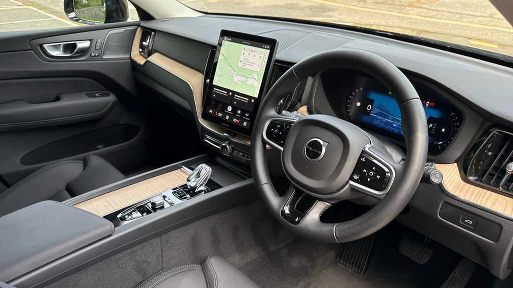 Volvo XC60 Plus RJ25HHU Black #2