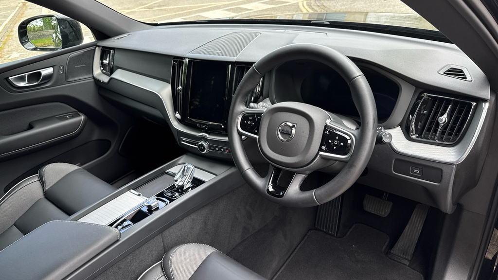 Volvo XC60 Plus Black Edition YA74FBG Black #4