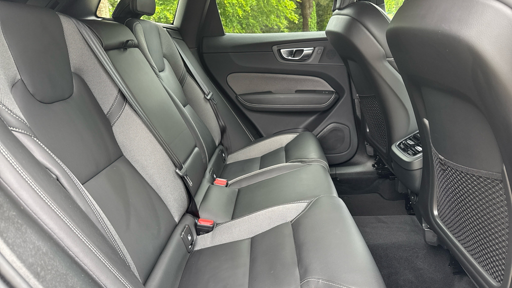 Volvo XC60 Plus Black Edition YA74FBG Black #6