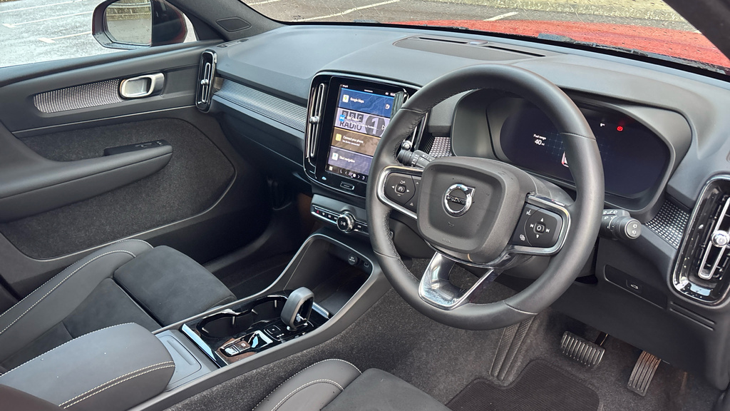 Volvo XC40 Plus Red #4