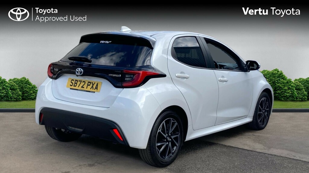 Toyota Yaris Design SB72PXA White #2