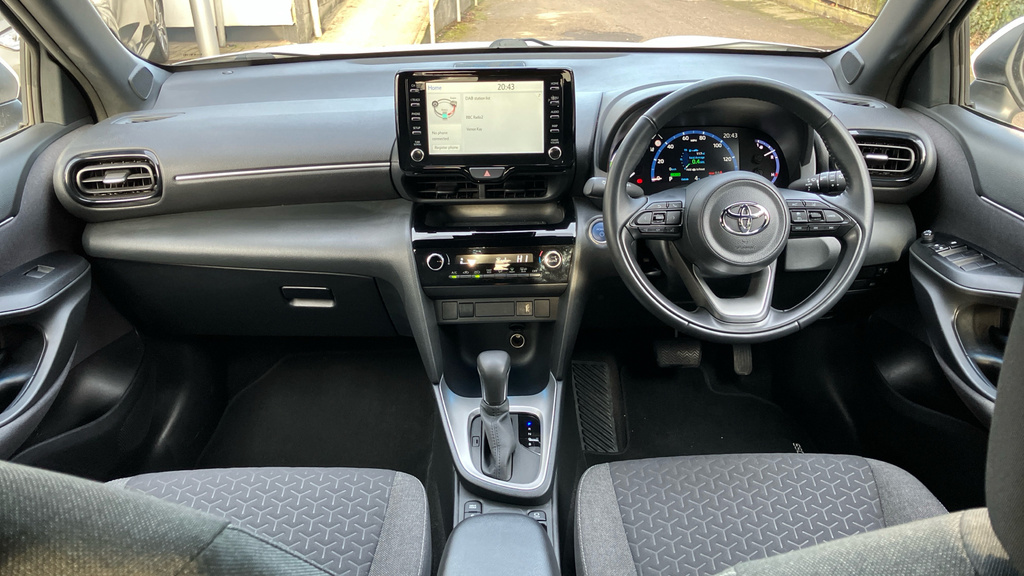 Toyota Yaris Cross Design GL72KKC White #5