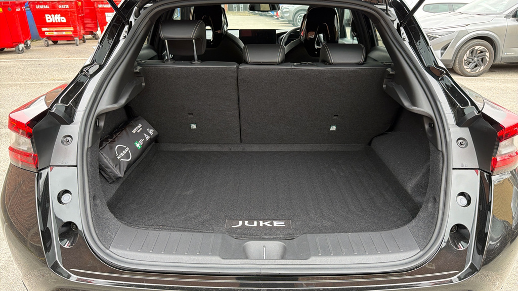 Nissan Juke Tekna Black #4