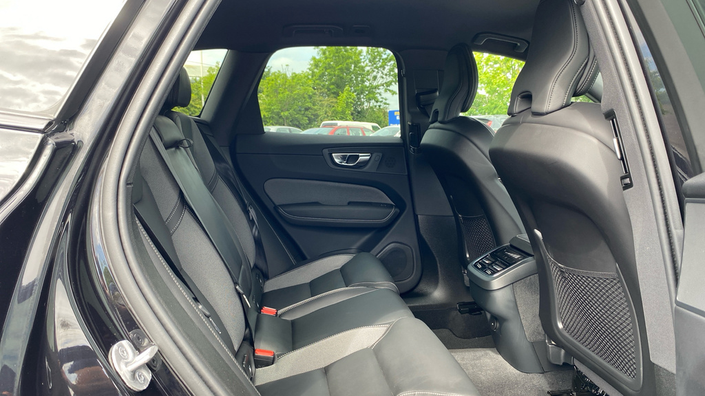 Volvo XC60 Plus Black Edition YB74HXE Black #6