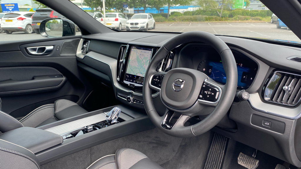 Volvo XC60 Plus Black Edition YB74HXE Black #4