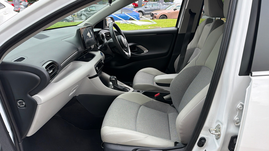 Toyota Yaris Excel YM72FFX White #5