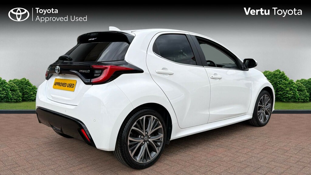 Toyota Yaris Excel YM72FFX White #2