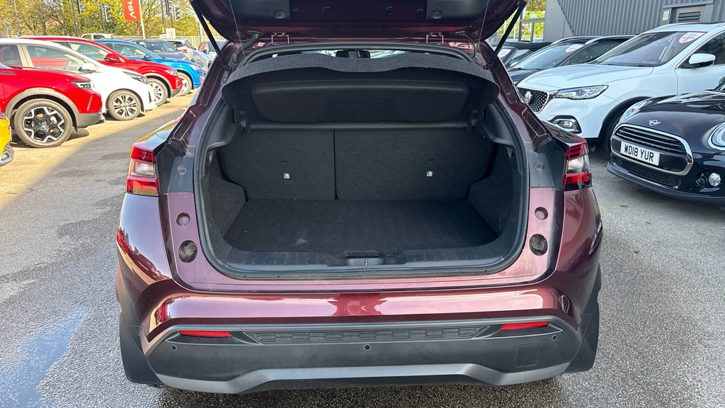 Nissan Juke Tekna Red #4