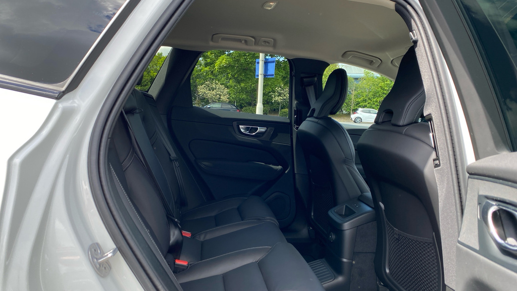 Volvo XC60 Plus Pro WG26ANU White #6