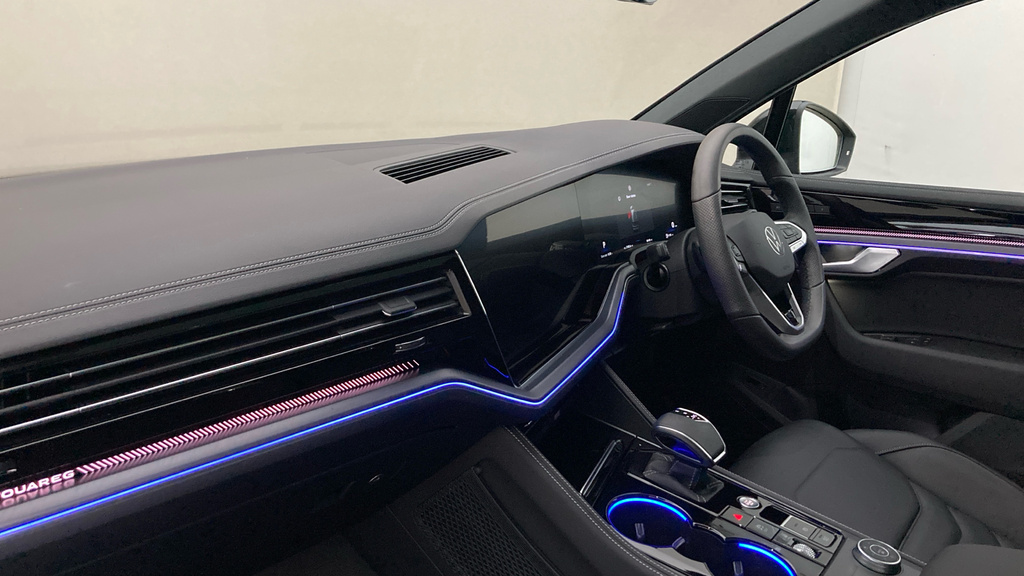Volkswagen Touareg Black Edition YC75KNB Black #2