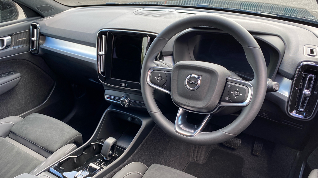 Volvo XC40 Plus Black Edition AV26MXW Black #4