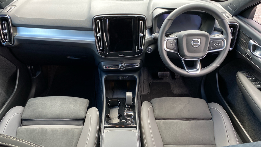 Volvo XC40 Plus Black Edition AV26MXW Black #5