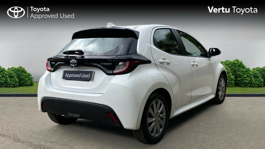 Toyota Yaris Icon White