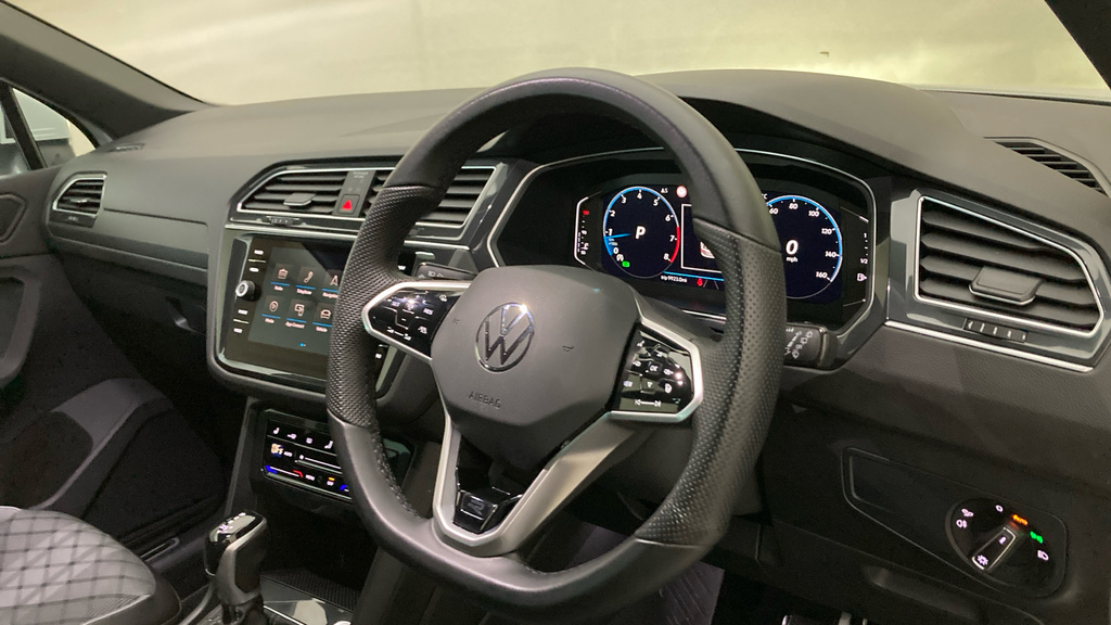 Volkswagen Tiguan R-line YH23CFN White #6