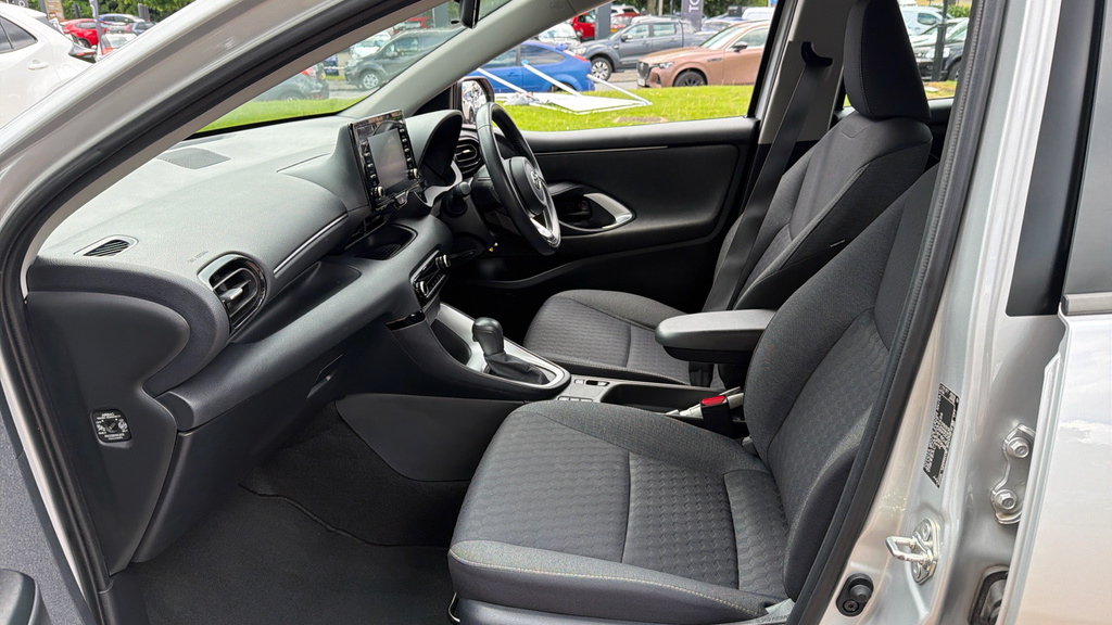 Toyota Yaris Icon Silver #5
