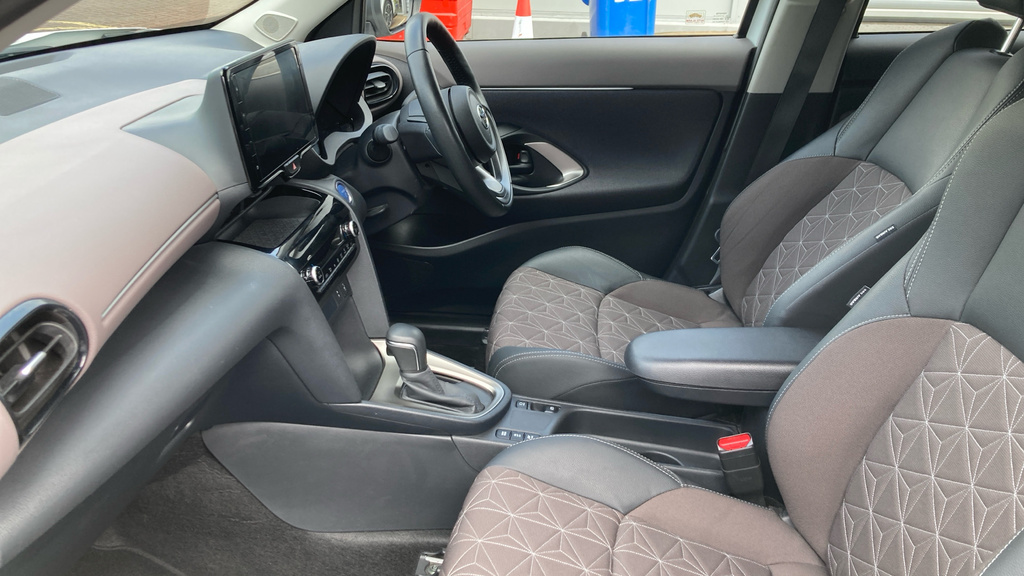 Toyota Yaris Cross Excel White #5