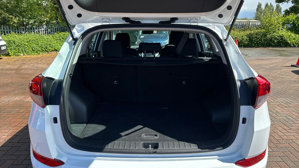Hyundai Tucson Se Nav KT18KMA White #4