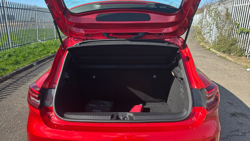 Renault Clio Se Edition Red #4