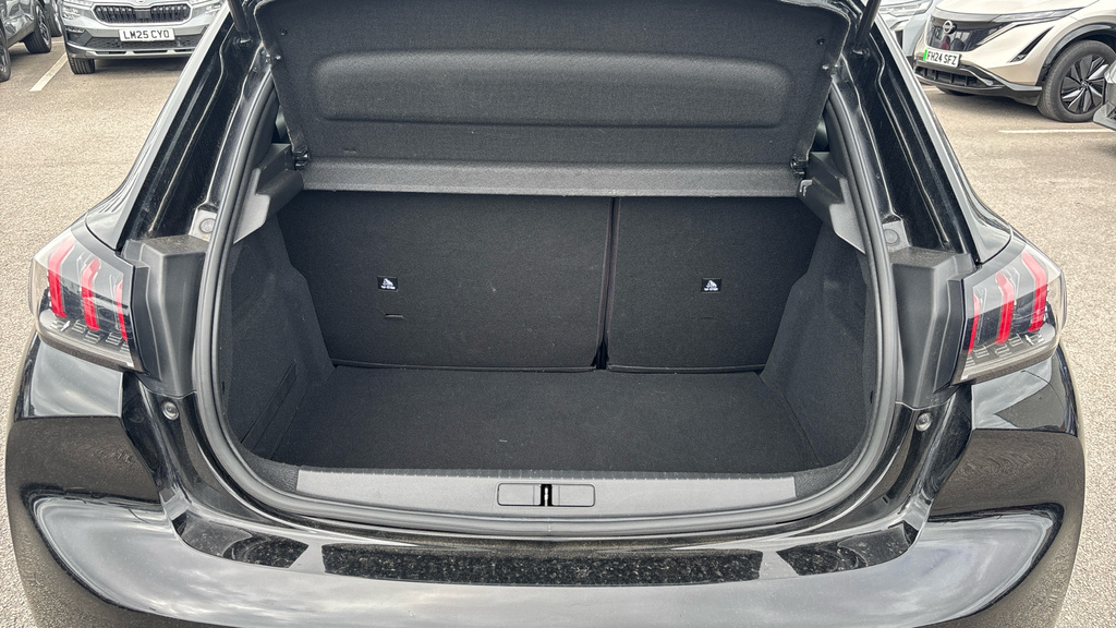 Peugeot 208 Allure Premium FP22XRM Black #4