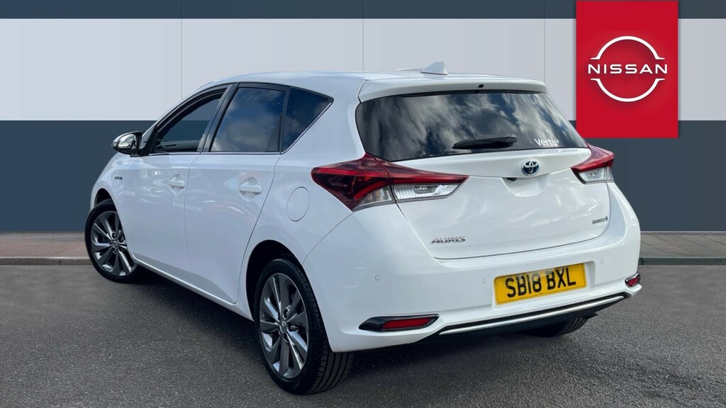 Toyota Auris Excel White #2