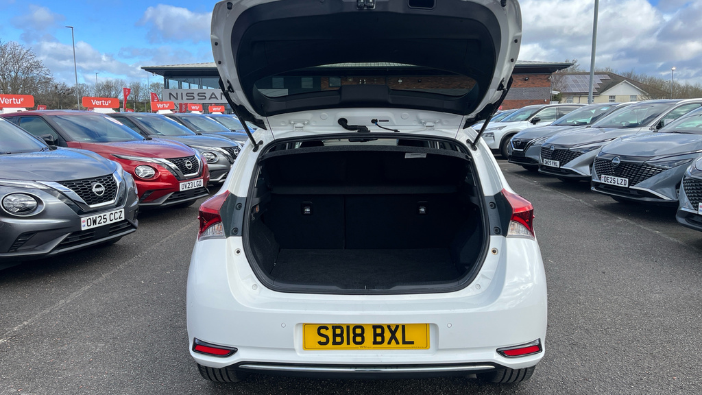 Toyota Auris Excel White #4