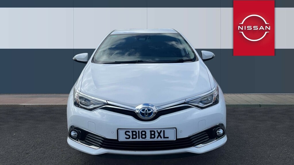 Toyota Auris Excel White #3