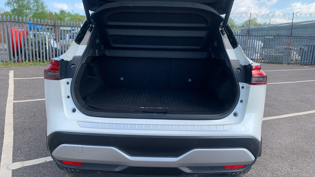Nissan Qashqai Tekna White #4
