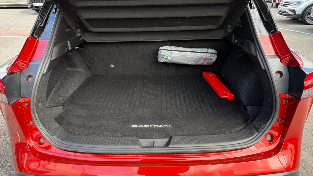 Nissan Qashqai Tekna Red #4