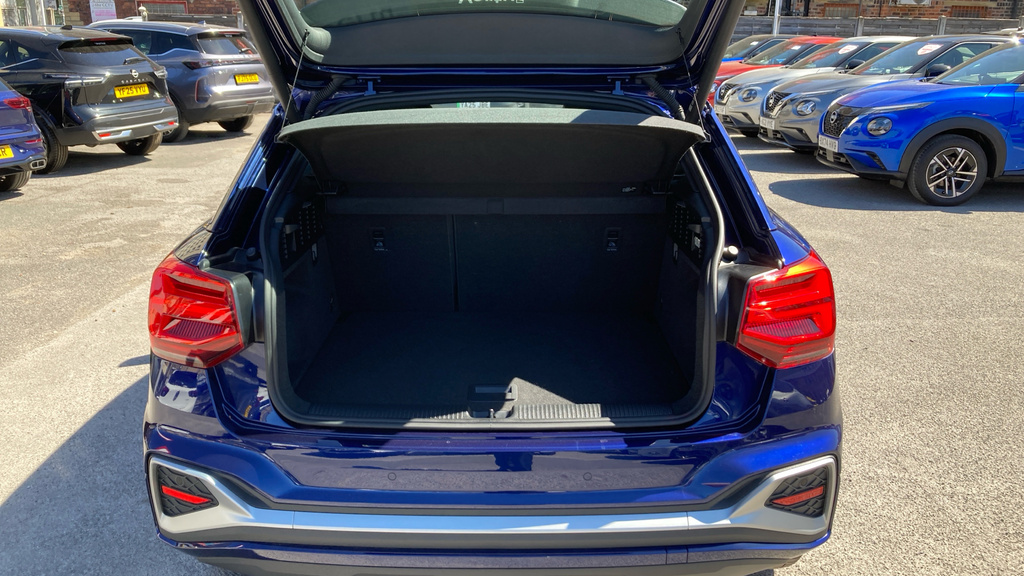 Audi Q2 S Line YH72LFJ Blue #4