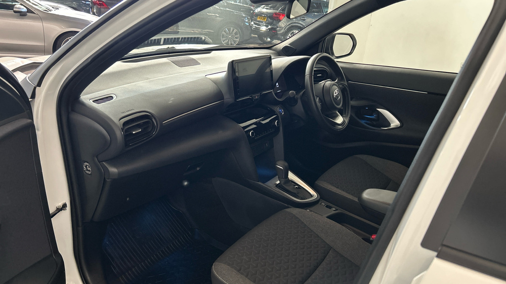 Toyota Yaris Cross Design White #2