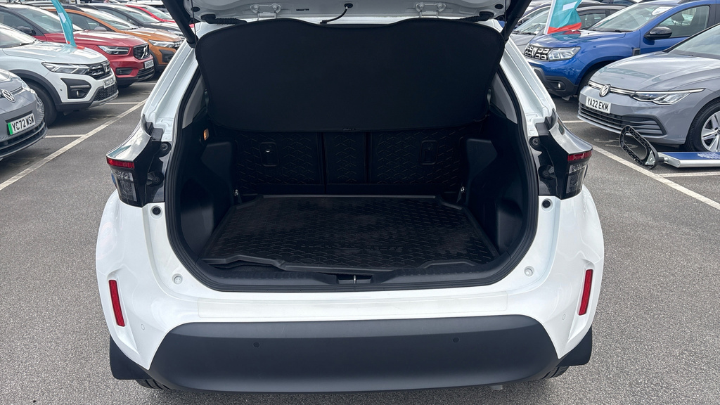 Toyota Yaris Cross Excel White #4
