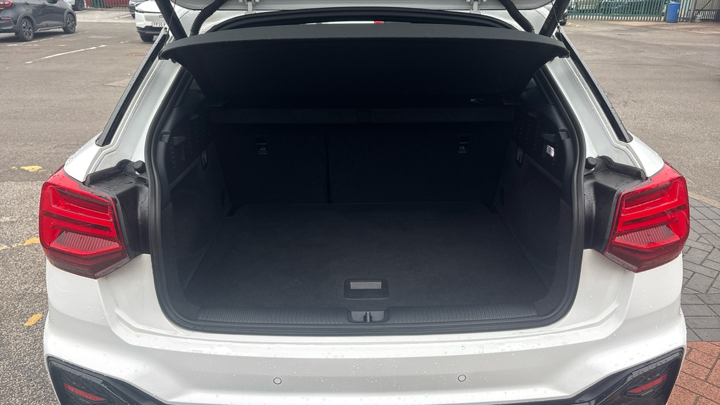 Audi Q2 Black Edition VU22CLO White #4