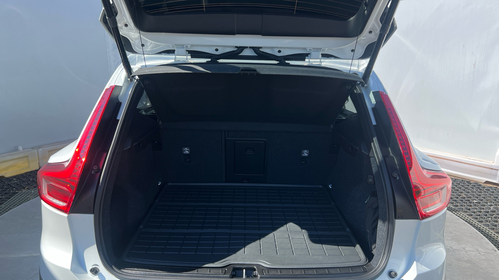 Volvo XC40 Ultimate White #4
