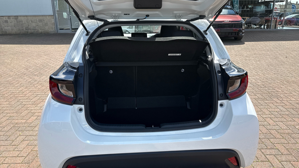 Toyota Yaris Icon White #4