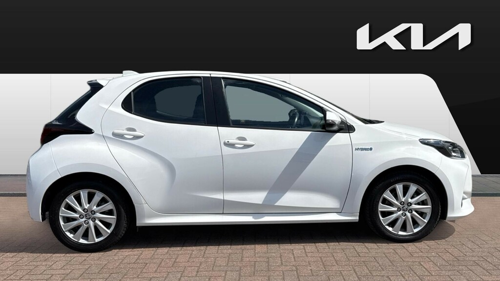 Toyota Yaris Icon White #5