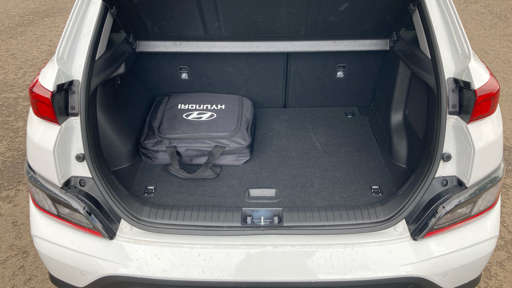 Hyundai Kona Premium White #4