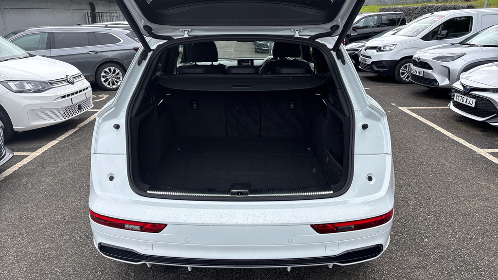 Audi Q5 Black Edition YH70FZY White #4