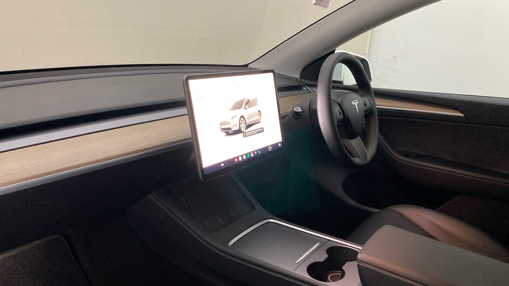 Tesla Model Y Hatchback ML73VPM White #2