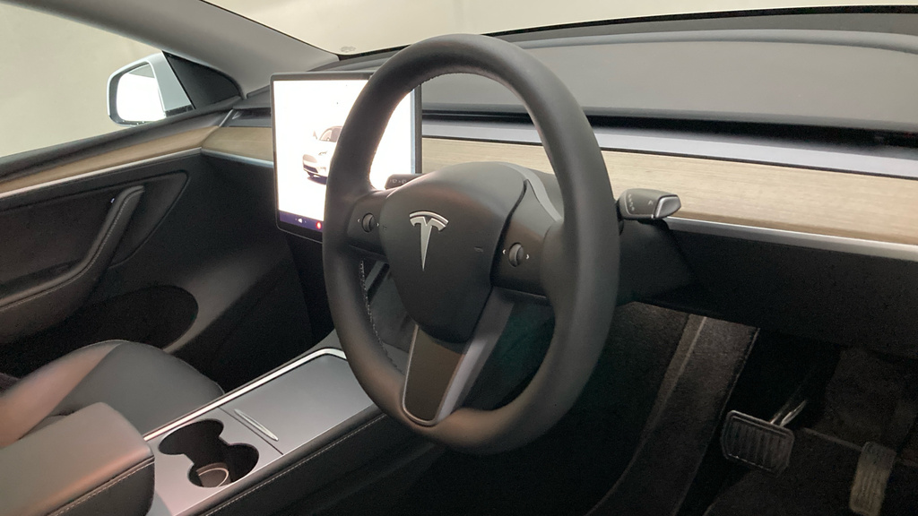 Tesla Model Y Hatchback ML73VPM White #6